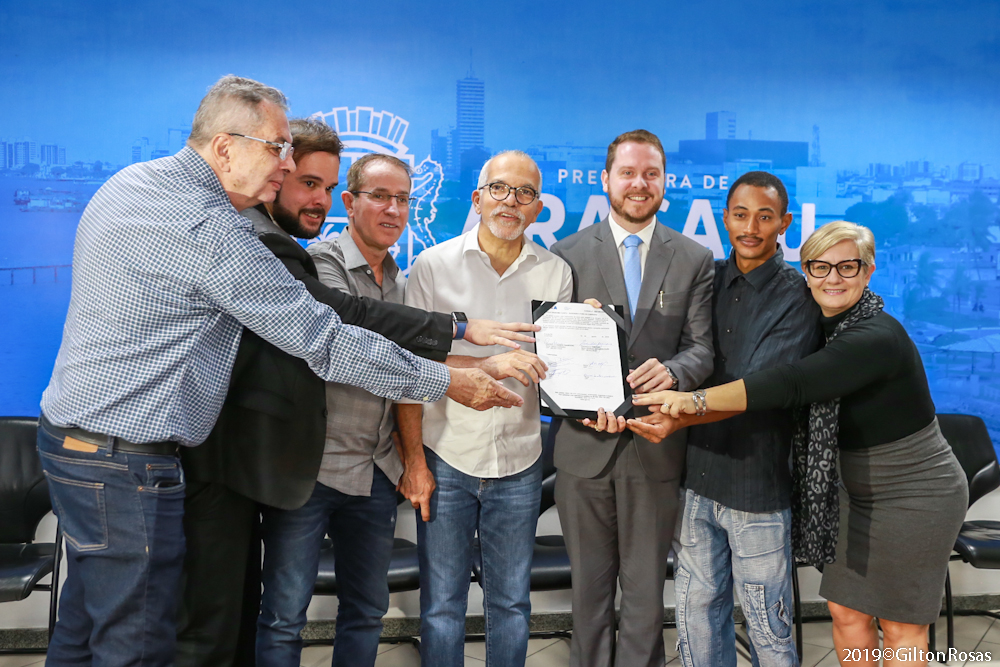 Vereadores acompanham assinatura de contrato para construção de moradias 