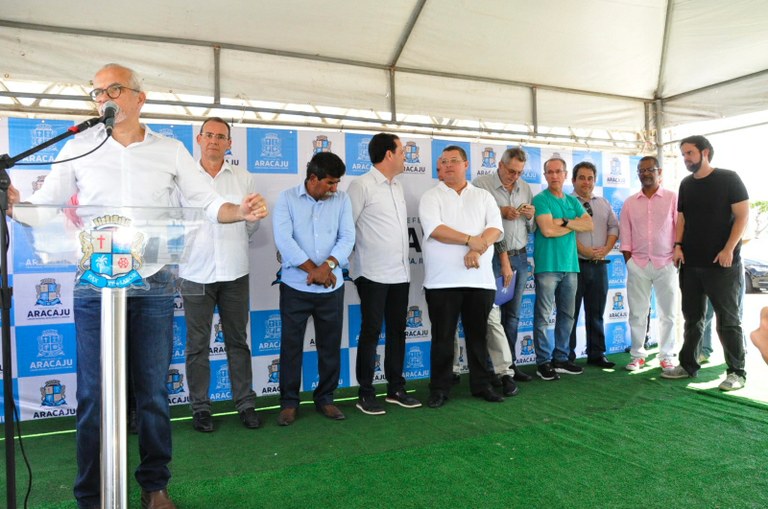 Vereadores acompanham assinatura de ordem de serviço para obras na Av. Beira Mar
