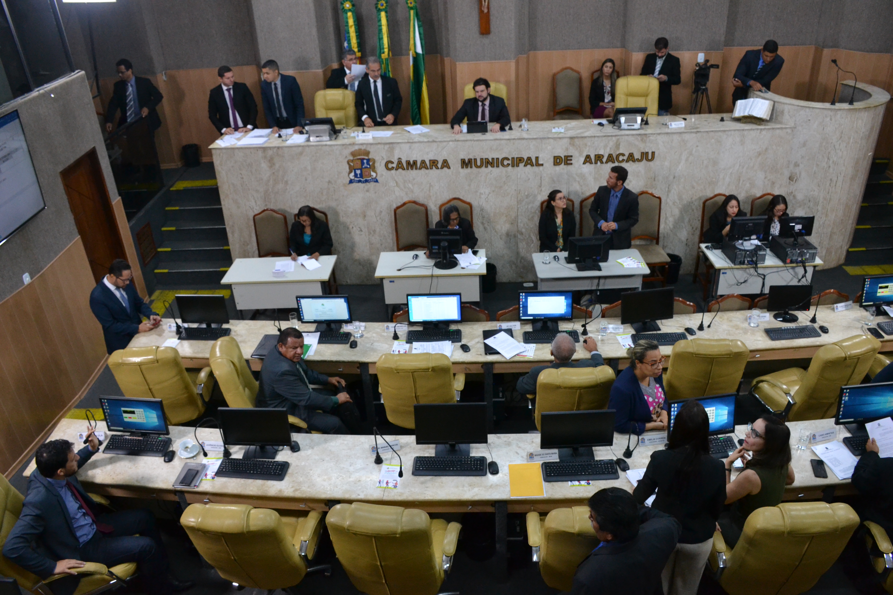 Vereadores aprovam 14 proposituras durante votação da Câmara