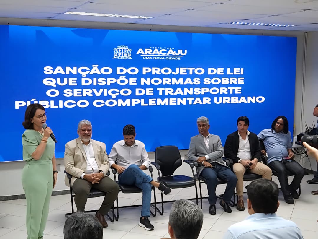 Vereadores da Câmara Municipal de Aracaju participam de cerimônia de sanção da lei que regulamenta transporte complementar na Zona Sul 