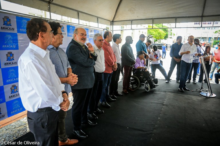 Vereadores de Aracaju participam de entrega de nova frota de ônibus coletivo