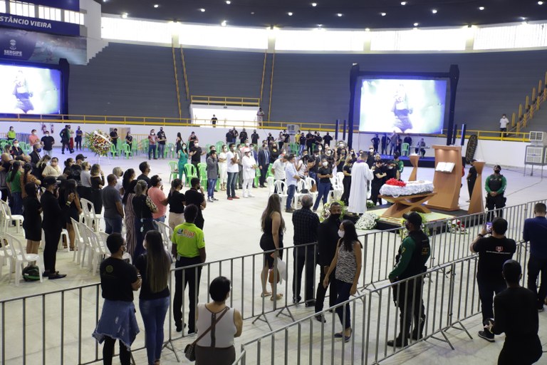 Vereadores de Aracaju se despedem de Paulinha Abelha em velório