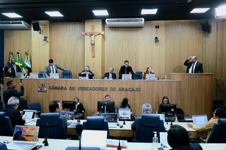 Vereadores debatem irregularidades na licitação do transporte público e compra de ônibus elétricos em Aracaju 