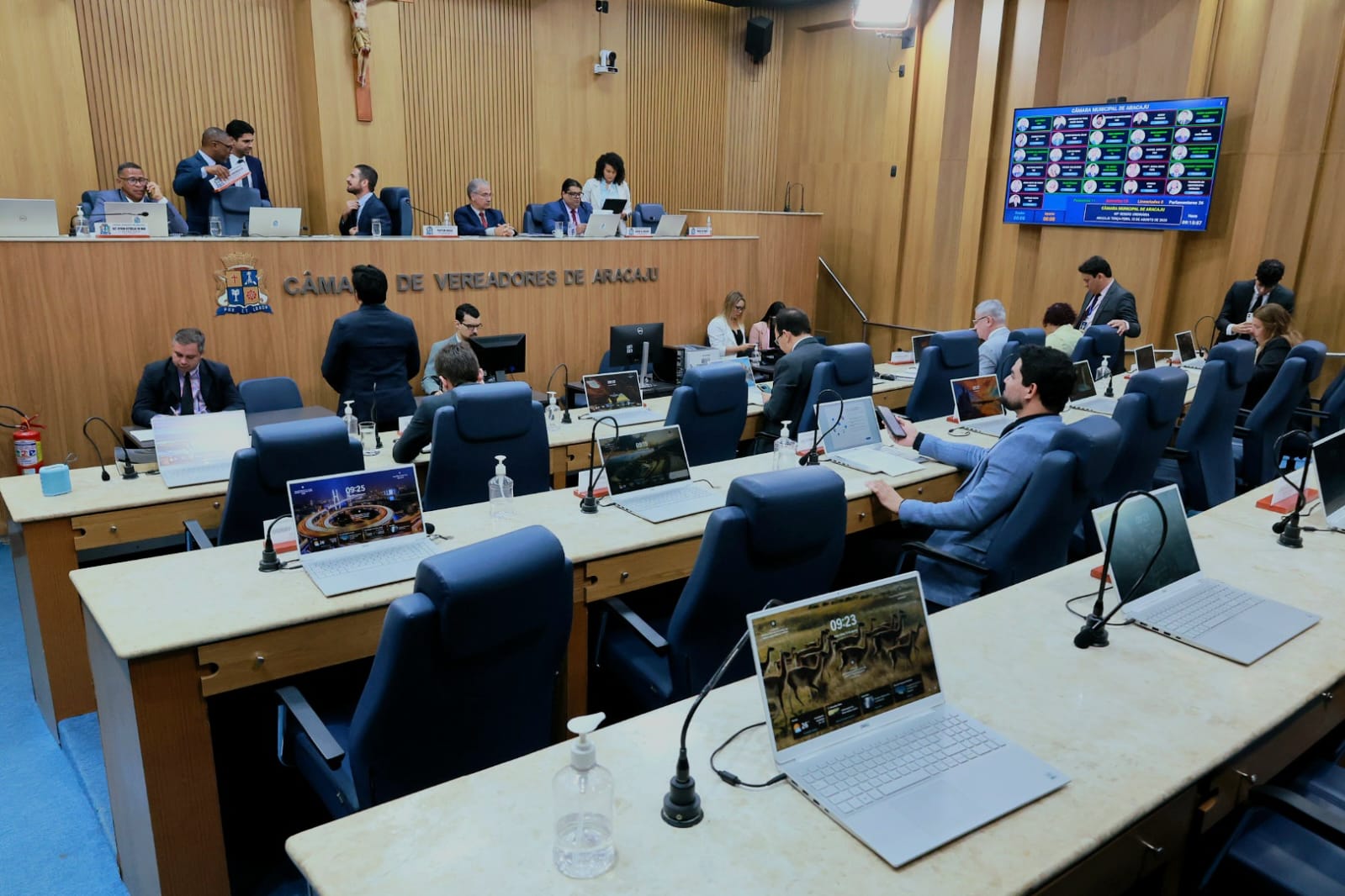 Vereadores destacam polêmica da adultização infantil, falta de planejamento da cidade e ações realizadas nas comunidades durante o Pequeno Expediente