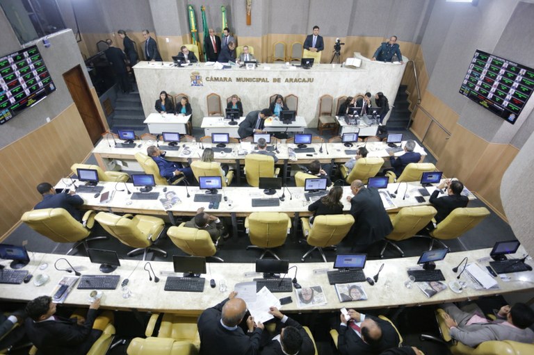 Vereadores discutem e aprovam quase 30 Projetos de Lei