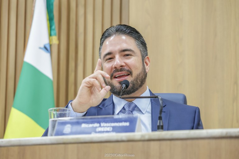Vereadores parabenizam Ricardo Vasconcelos durante Sessão Ordinária na CMA