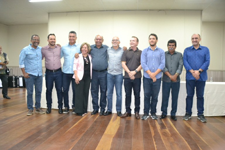 Vereadores prestigiam ato de assinatura de termos de compromisso e entrega de equipamentos digitais a escolas