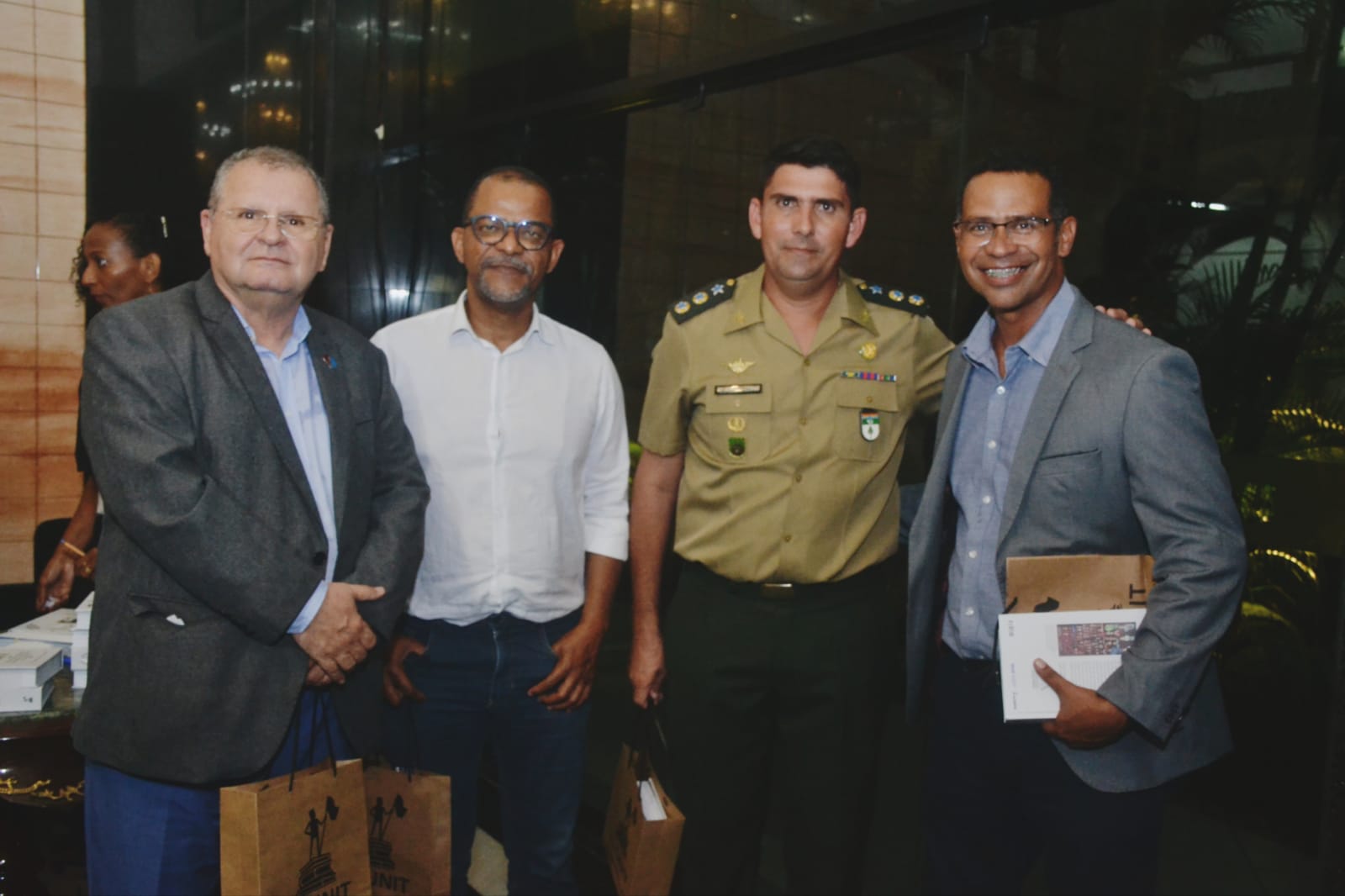 Vereadores prestigiam lançamento do livro do general José Elito