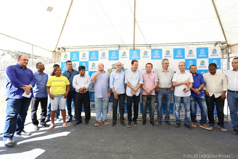 Vereadores prestigiam ordens de serviço para obras no bairro Farolândia