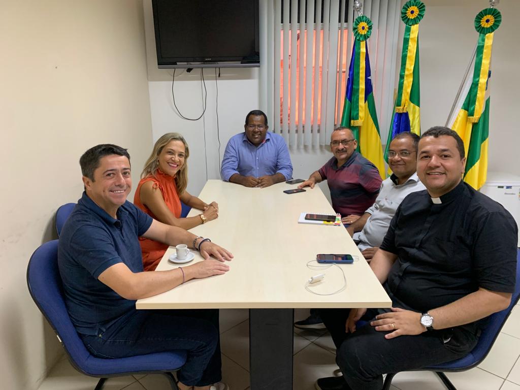 Vereadores representam a Frente Parlamentar Católica em reunião na prefeitura de Aracaju