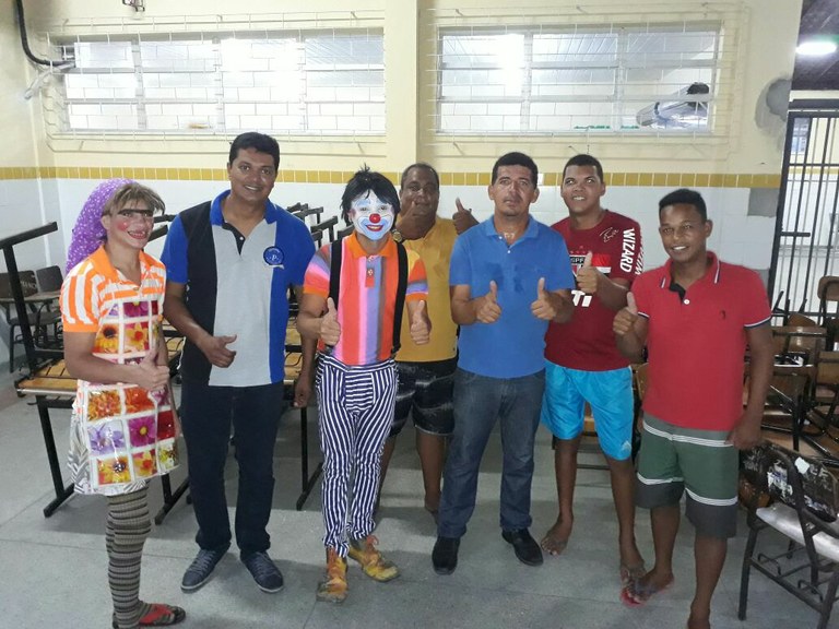 Vestido de palhaço, vereador fiscaliza ações da Prefeitura em escola do São Carlos