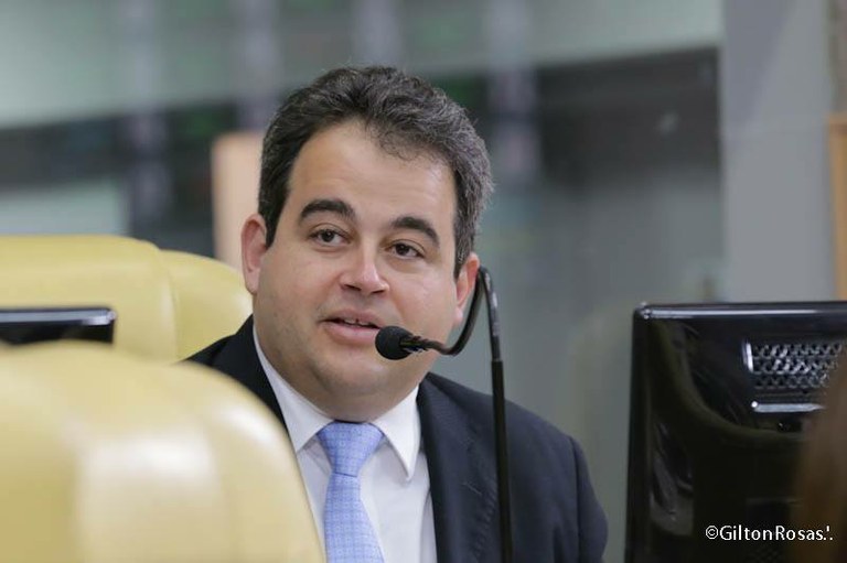 Vinícius defende servidores da Deso e critica mudanças de voto