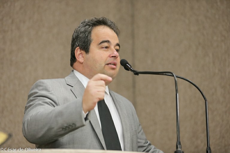 Vinícius Porto parabeniza assinatura do prefeito para construção de casas