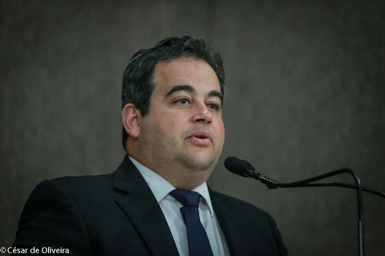 Vinícius Porto alerta: população deve vacinar cães e gatos