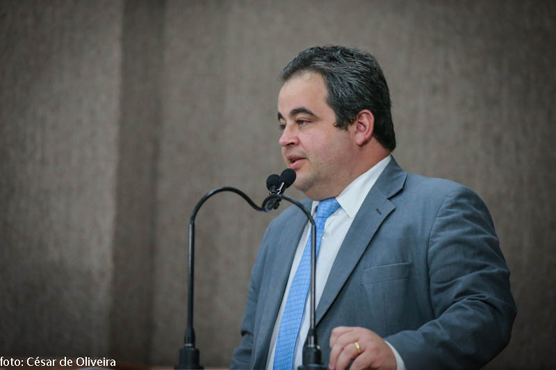 Vinícius Porto destaca importância das obras de saneamento básico para os quase 50 mil moradores do Bairro Santa Maria