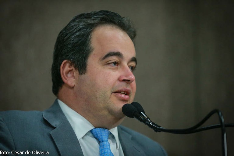 Vinícius Porto faz alerta sobre falência do ensino médio e sugere inovação em sala de aula para conquistar estudantes