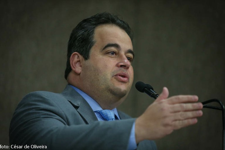 Vinícius Porto lamenta postura parlamentar da vereadora Kitty Lima e defende equilíbrio e bom-senso