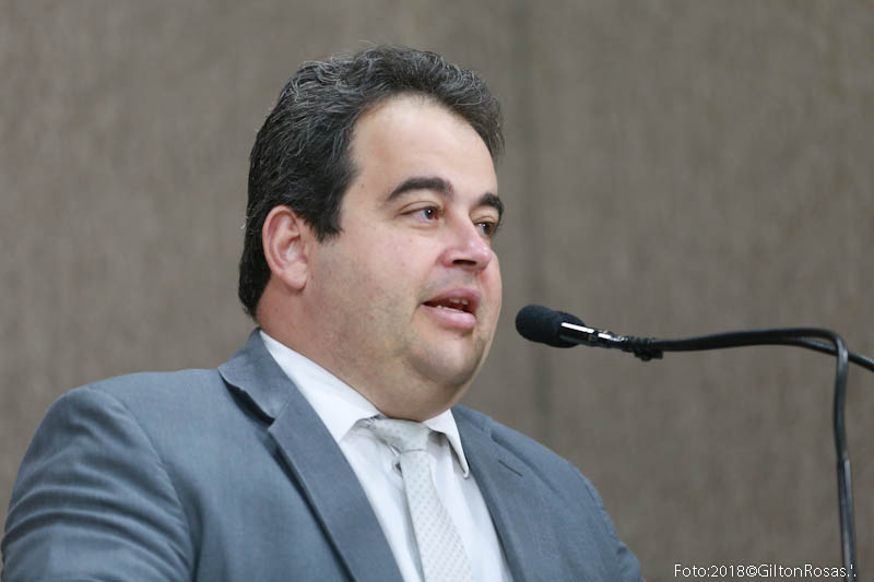 Vinícius Porto parabeniza André Moura pela ajuda ao futebol sergipano