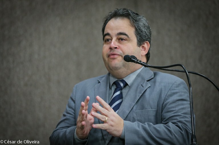 Vinicius Porto presta homenagem a mãe que narra jogos do Palmeiras para o filho deficiente visual