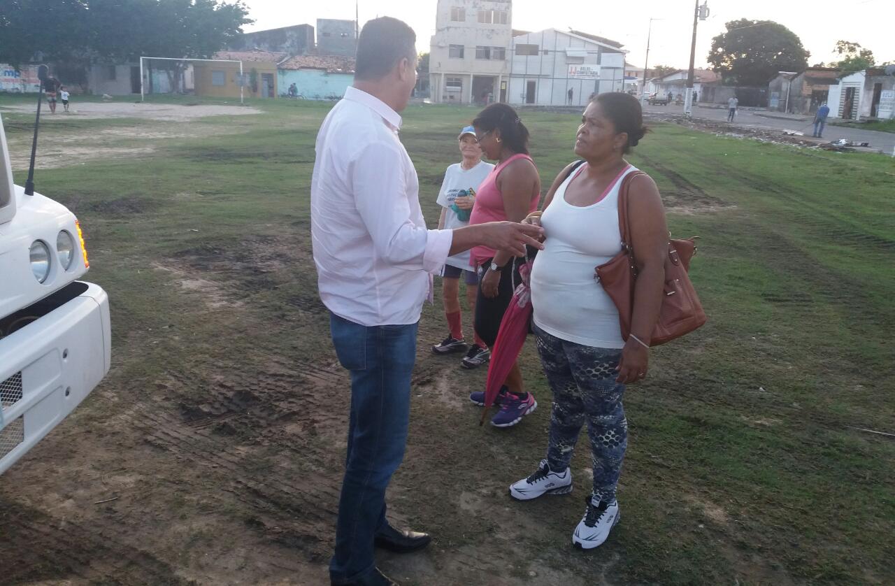 Zezinho do Bugio flagra carroceiros tentando despejar entulhos na via pública