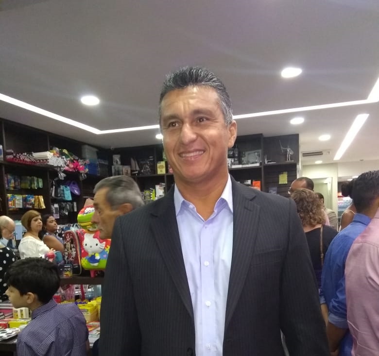 Vereadores participam do lançamento do livro “Corpos Musculosos, Almas Obesas”