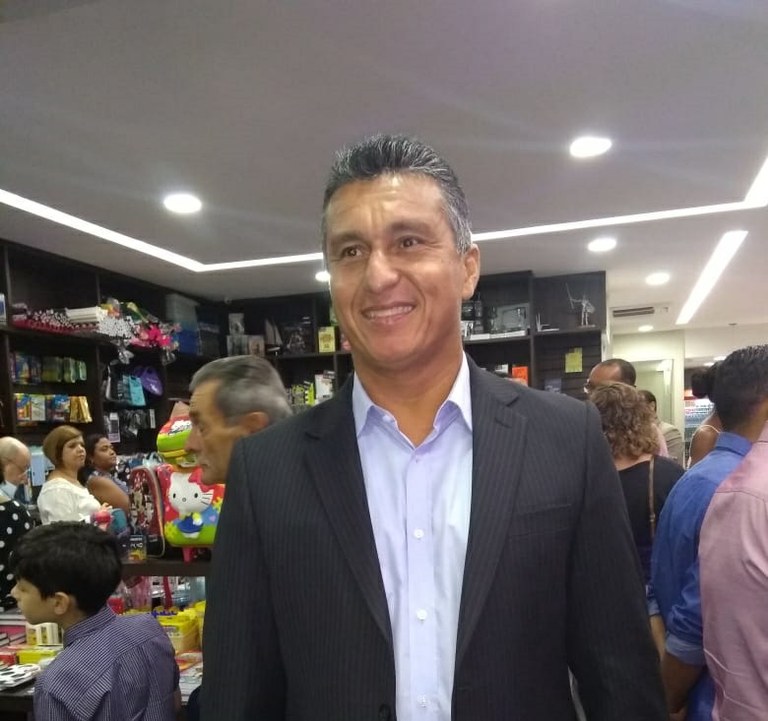 Vereadores participam do lançamento do livro “Corpos Musculosos, Almas Obesas”