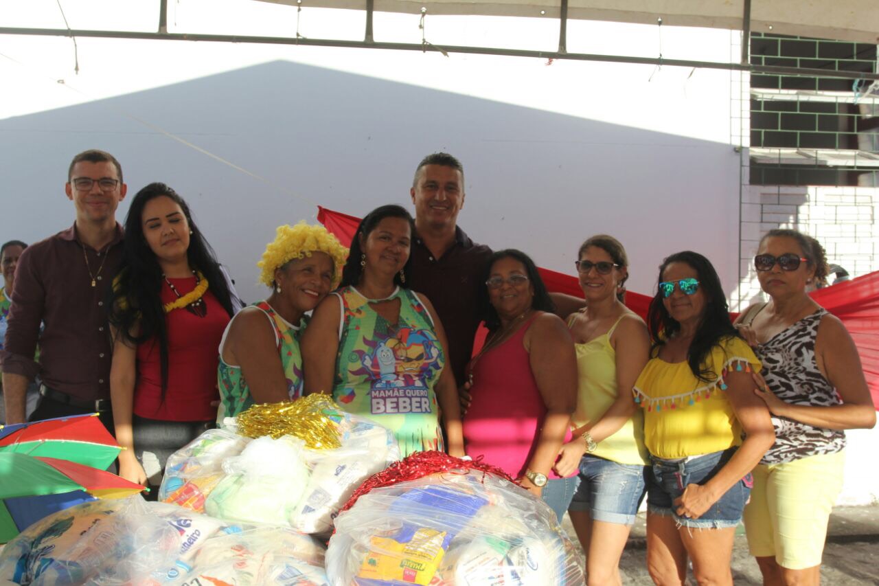 Zezinho entrega alimentos arrecadados no Bloco Mamãe Quero Beber