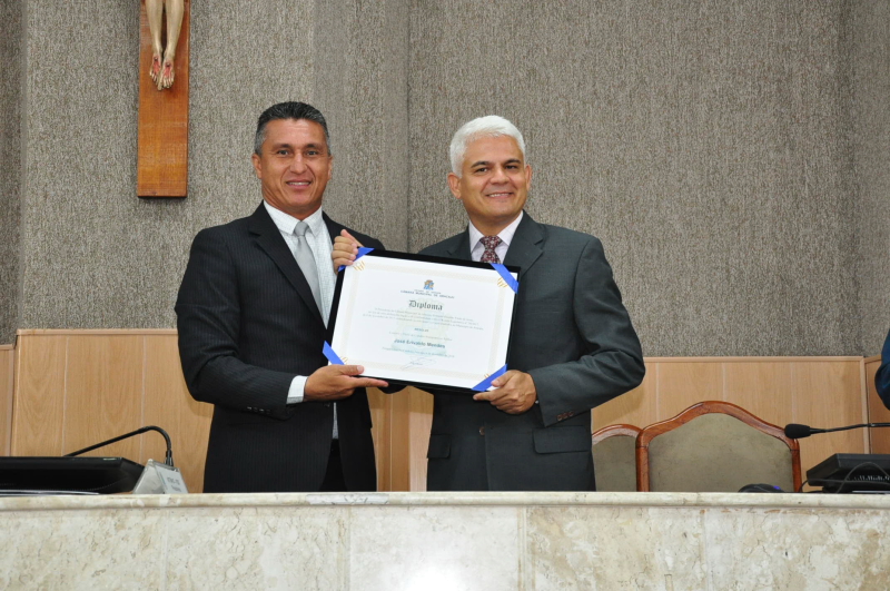 Zezinho entrega Título de Cidadão Aracajuano a Coronel Mendes