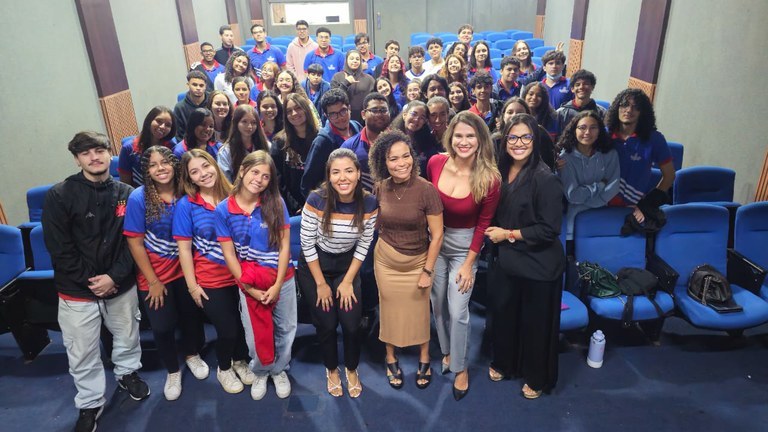 Procuradoria da Mulher realiza ação educativa em escola de Aracaju sobre violência doméstica