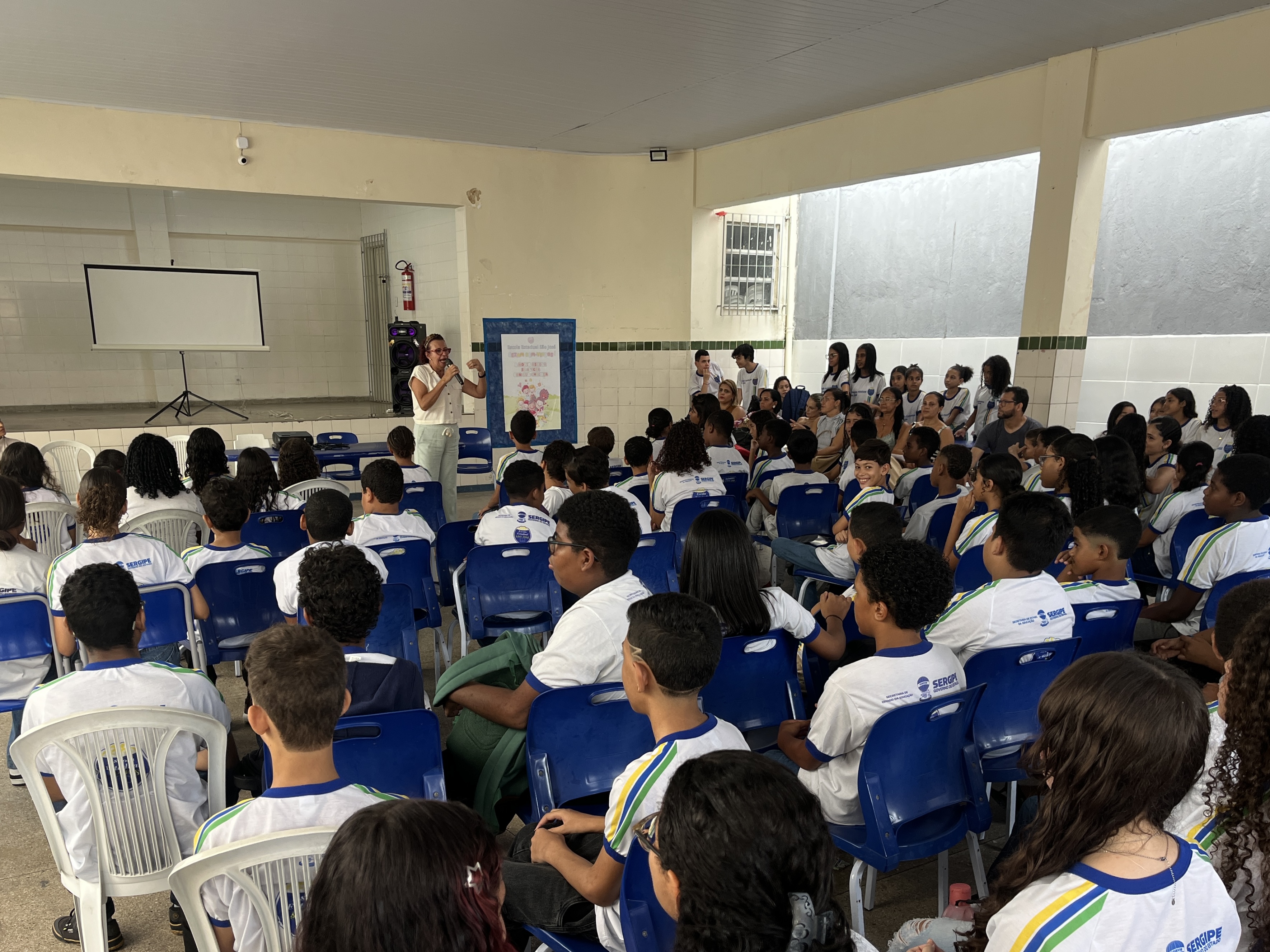 Procuradoria da Mulher da CMA leva debate sobre violência contra a mulher a estudantes em Aracaju